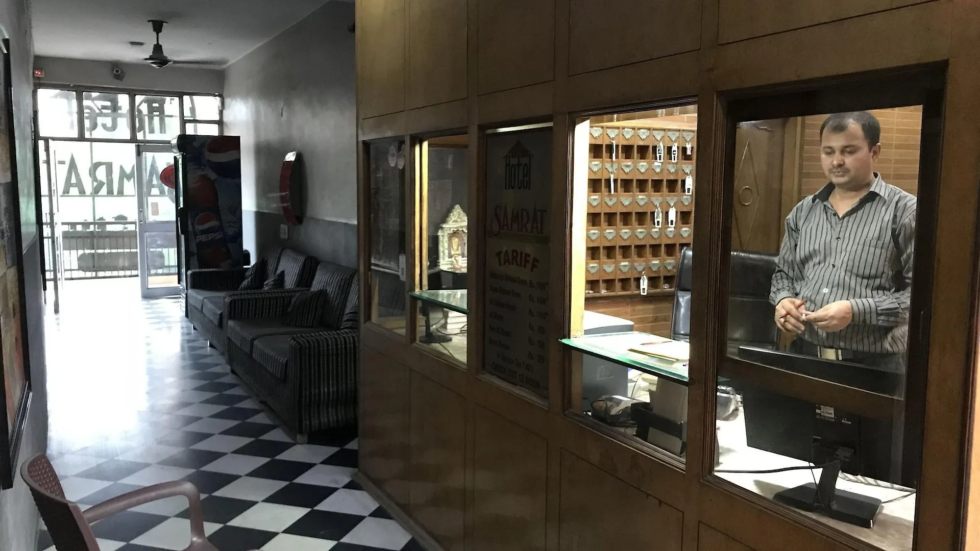 OYO 27864 Hotel Samrat Gurgaon