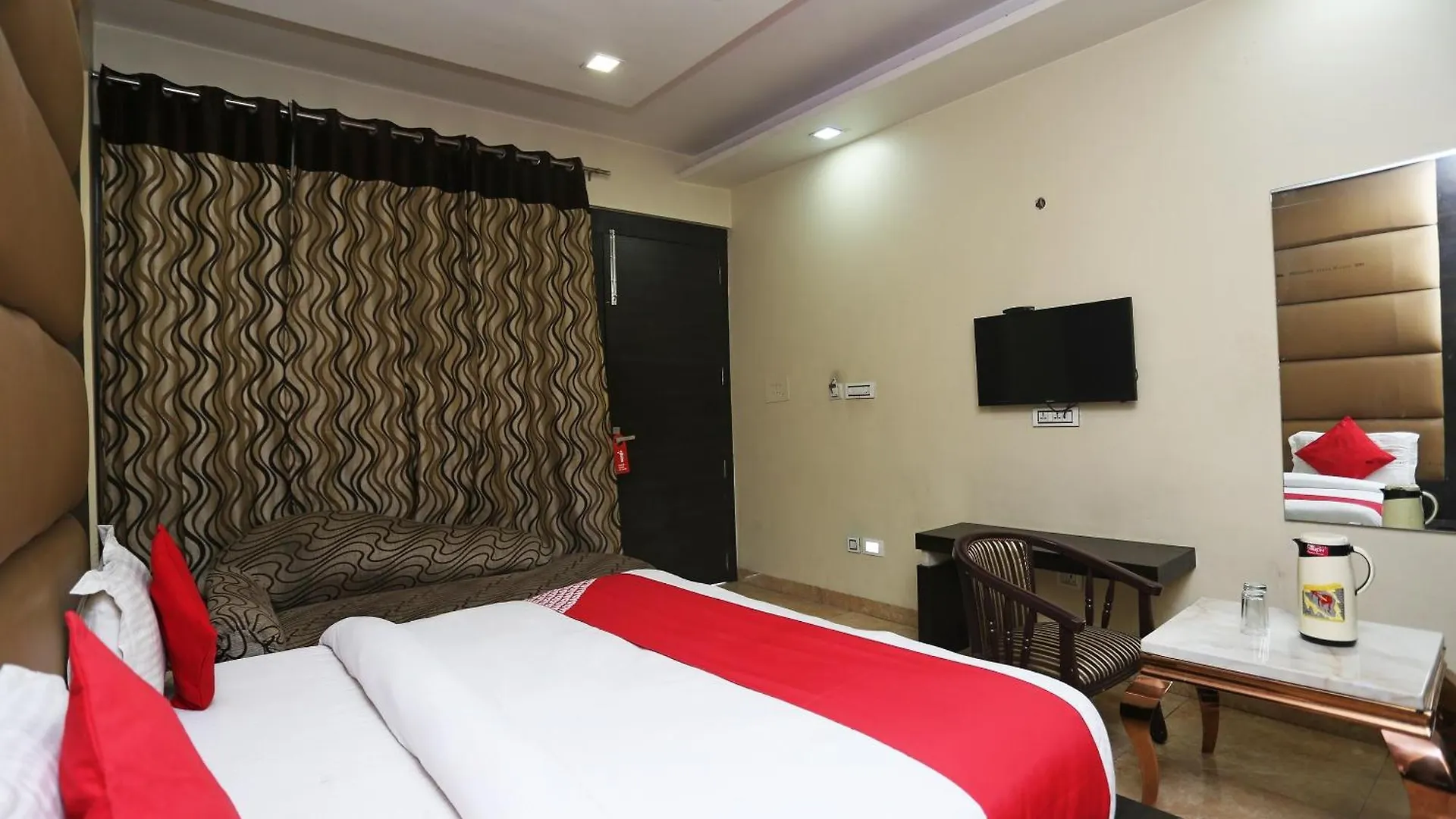 Super Hotel O Samrat Гургаон