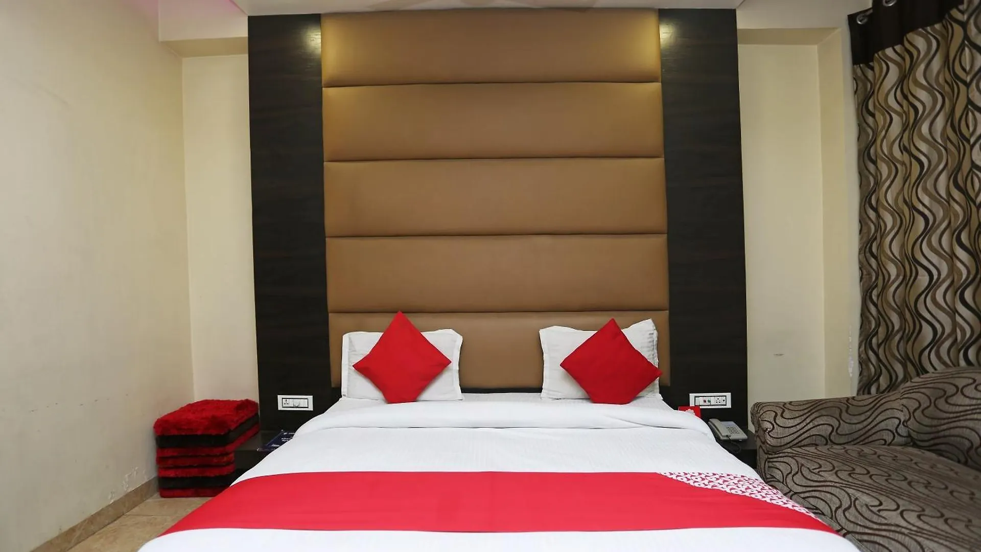 Super Hotel O Samrat Гургаон