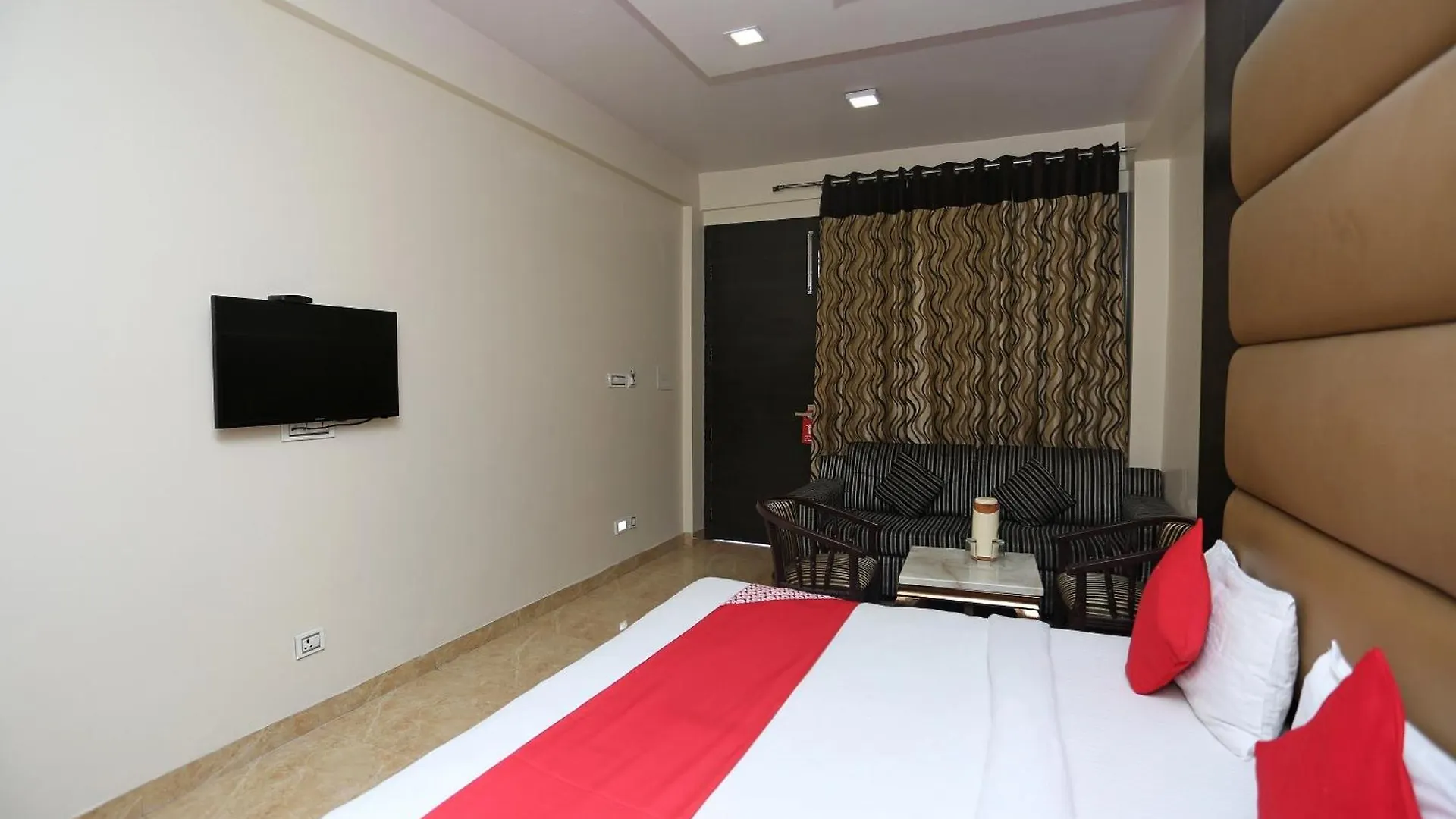 Super Hotel O Samrat Гургаон
