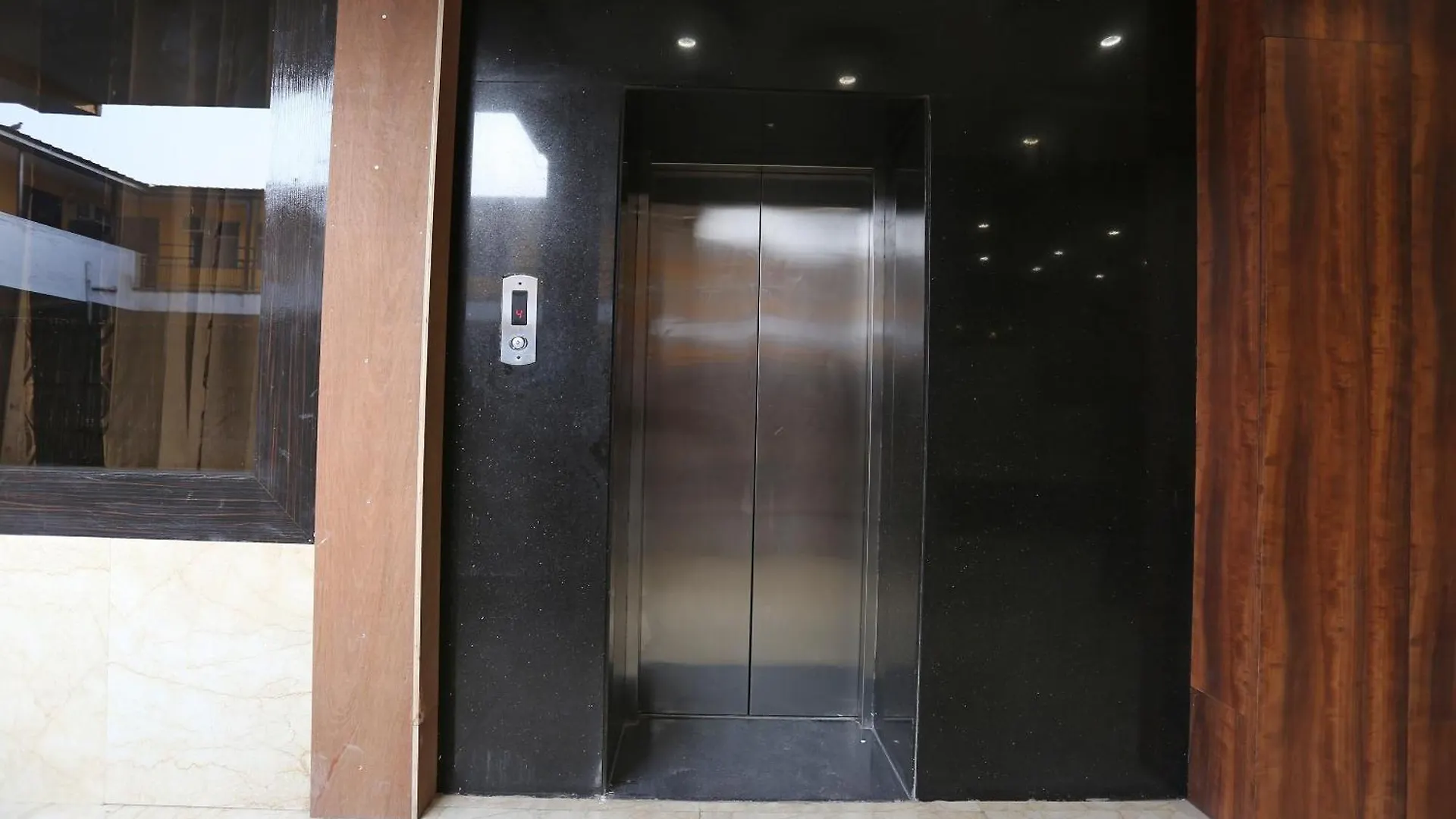 Super Hotel O Samrat Гургаон