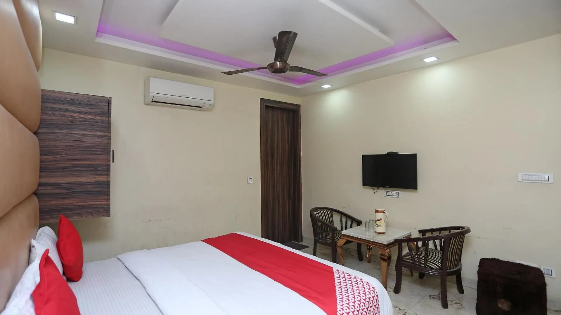 Super Hotel O Samrat Гургаон 3*,