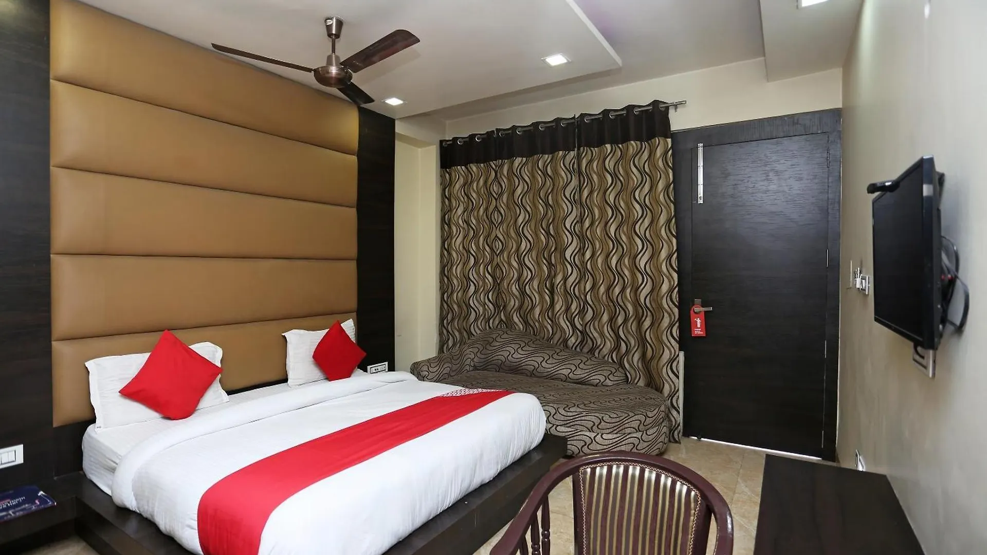 Super Hotel O Samrat Гургаон